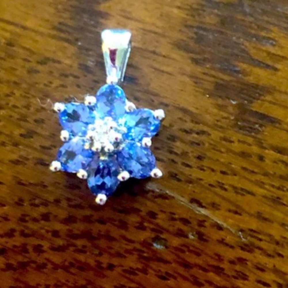 ❌❌❌SOLD❌❌❌Tanzanite and diamond pendant
